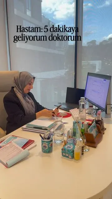 لحظة مرحة في العيادة: عندما يتأخر المراجع